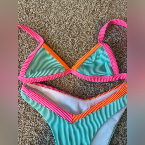 Bikini - Picture 2 of 2